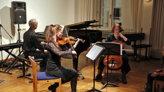 Jahreskonzert: Hannes Schempp (Klavier), Sigrid von Kracht (Violine) und Catarina Wendtlandt (Violincello) zeigen, wie musikalische Kommunikation funktioniert.