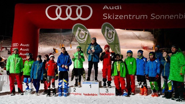 Ottobrunn/Unterhaching: Bei der Siegerehrung in Bad Wiessee stehen junge Nachwuchstalente der Skivereine auf dem Treppchen.