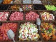 Verschiedene bunte Süßigkeiten Straßenmarkt in S Arenal Mallorca Balearen Spanien Europa *** Va