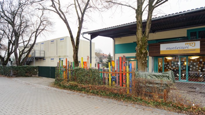 Unterschleißheim: Weil die Montessori-Schule in Unterschleißheim kontinuierlich gewachsen ist, reichte der Platz nicht mehr für alle Schüler, deswegen wurden Container aufgestellt. Das war aber von Anfang an nur als Provisorium gedacht. Jetzt soll ein Neubau am Münchner Ring entstehen, auf einem städtischen Grundstück.