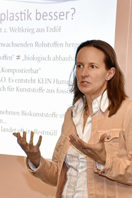 Eichenau: Skeptisch gegen Bioplastik: Die Biologin Julia Traxel bei ihrem Vortrag in Eichenau.