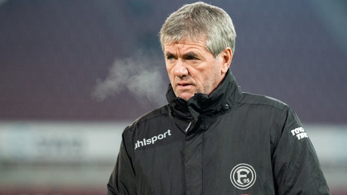 Fortuna Düsseldorf: Cheftrainer Friedhelm Funkel 2019 in Augsburg