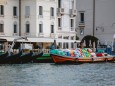 Venedig THEMENBILD - Muell und Muellcontainer werden auf ein kleines Transportschiff verladen, aufgenommen am 05. Oktobe
