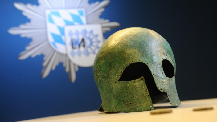 Raubgrabungen: Schmuggelware aus der Antike: Hopliten genannte griechische Soldaten trugen derartige Helme vor 2400 Jahren in Süditalien.