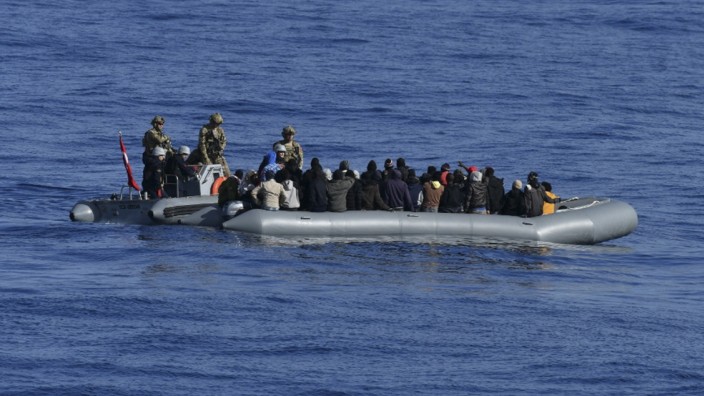 Migration: Ein Boot mit Migranten auf dem Mittelmeer