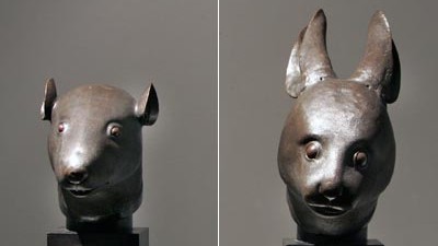 Yves Saint Laurent: Streit um einen Esel und eine Ratte: China argumentiert, diese beiden Figuren aus dem Nachlass Yves Saint Laurents seien Beutekunst.