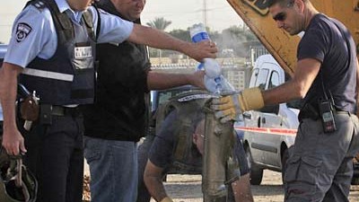 Politik kompakt: Israelische Polizeibeamte inspizieren die Rakete, die in Aschkelon niedergegangen ist.
