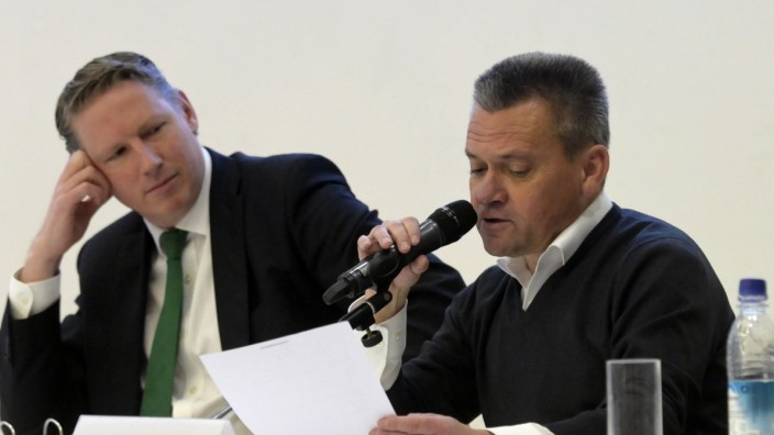Spielvereinigung Unterhaching: Große Pläne: Manfred Schwabl (rechts) und Dirk Monheim (links), stellvertretender Aufsichtsratschef der Hachinger Fußball GmbH & Co. KGaA.