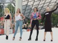 GNTM 2020: Models auf einem Laufsteg im Münchner Olympiapark