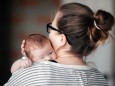 Portrait of a young woman with a baby at home model released Symbolfoto property released PUBLICATIONxINxGERxSUIxAUTxHUN