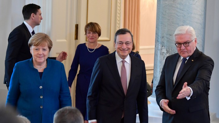 Geldpolitik: Steinmeier sagt über Draghi, dass er dem vereinten Europa "mit Herz und Verstand gedient" und damit "Deutschland einen großen Dienst erwiesen" habe.