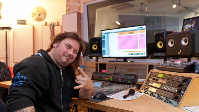 Exportschlager aus Kirchseeon: In seinem Tonstudio präsentiert der Kirchseeoner stolz Songs von der neuen Platte "Suite 226".