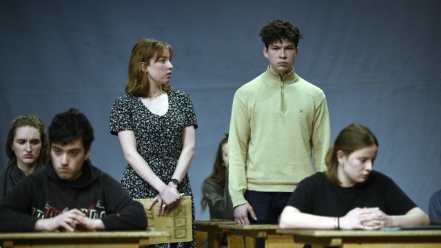 Theaterstück: Eine Schulklasse in der DDR hält fest zusammen, entgegen aller Einschüchterung: Szene aus dem Theaterstück der Schüler.