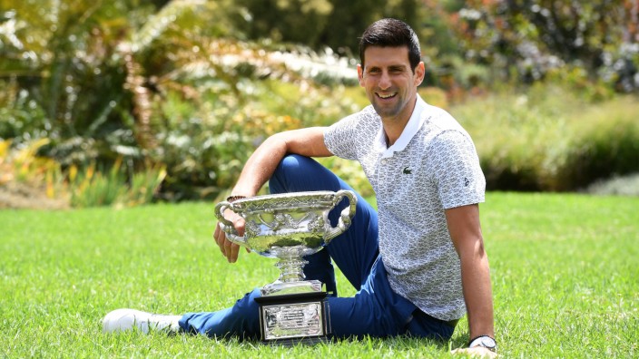 Dominanz im Tennis: Gehen zwei Bekannte in den Park: Novak Djokovic und der Australian-Open-Pokal am Tag nach dem Finale.