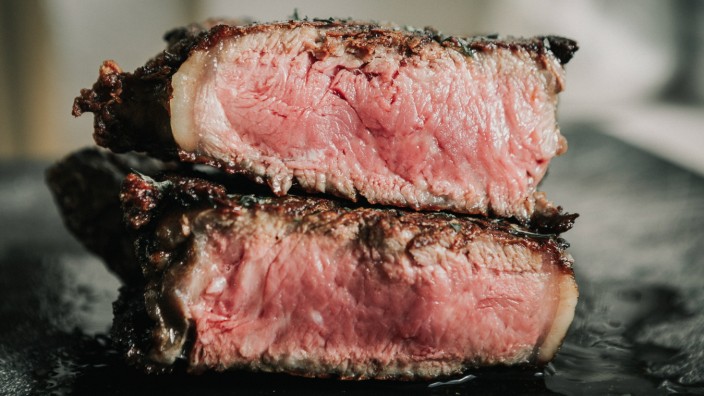 Medium Rare Steak Cut in Half Denton, TX, USA PUBLICATIONxINxGERxSUIxAUTxONLY CR_WIMI191113-231521-01