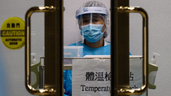 Coronavirus: Das Virus breitet sich aus - und mit ihm die Angst. Eingangskontrolle in einem Krankenhaus in Hongkong.