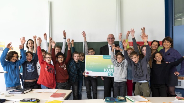 Nachhaltigkeit: Hans-Georg Lambertz von der Bundeszentrale für politische Bildung übergab den Preis am Dienstag persönlich.