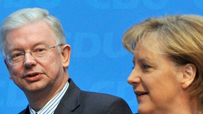 Reaktionen auf Hessen-Wahl: Am Tag danach präsentierten sich Roland Koch und Angela Merkel in Berlin.