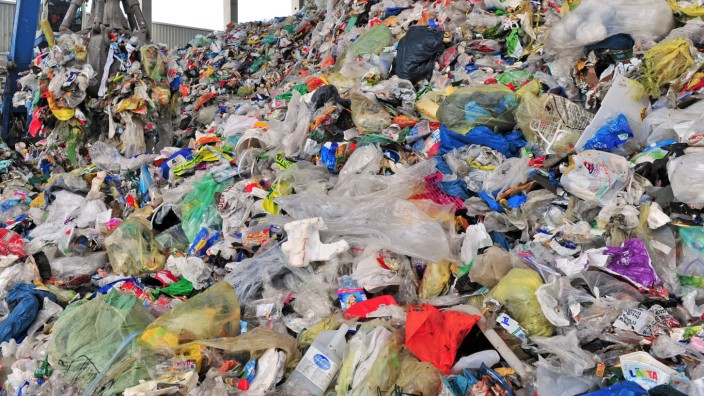 Klimakolumne: Müll in der Sortieranlage: Fast eine halbe Tonne Müll pro Kopf fällt jährlich allein in Haushalten an.