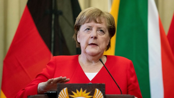 Kemmerich-Wahl: Damals, in Südafrika: Bei einer Pressekonferenz am 6. Februar 2020 in Pretoria sprach Angela Merkel die Sätze, die das Verfassungsgericht nun moniert.