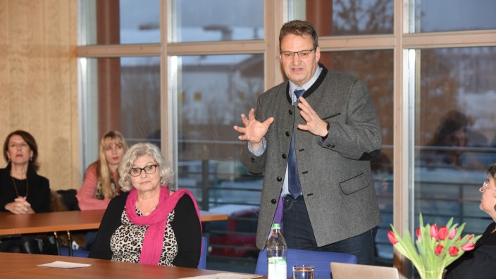Gleichberechtigung in der Region: Landrat Josef Niedermeier (FW) fordert mehr Frauen im politischen Geschehen. Die Gleichstellungsbeauftragte des Landkreises, Karin Weiß (links von ihm) hatte ihren Appell da schon abgegeben.