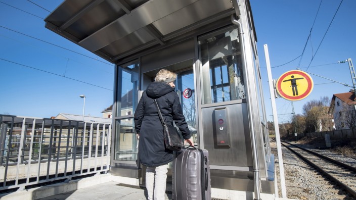 Bahnsteig in Gilching: Der Aufzug am S-Bahnhof in Argelsried wird noch technisch geprüft und soll laut Bahn am Mittwoch oder Donnerstag in Betrieb gehen.
