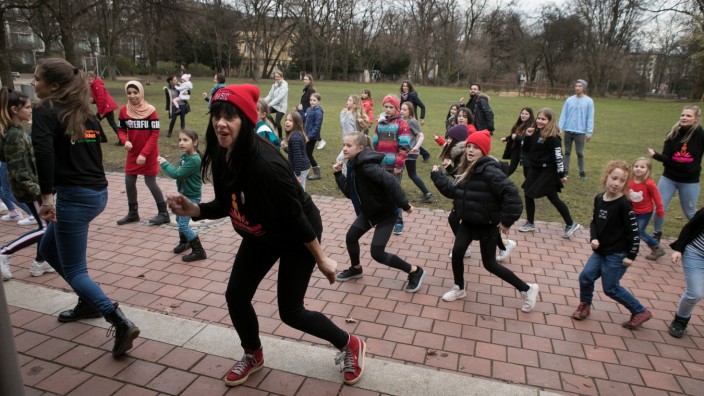 Tanztraining für Kinder und Jugendliche, Aktionstag: One Billion Rising. Spielhaus Sophienstraße, Sophienstr. 15