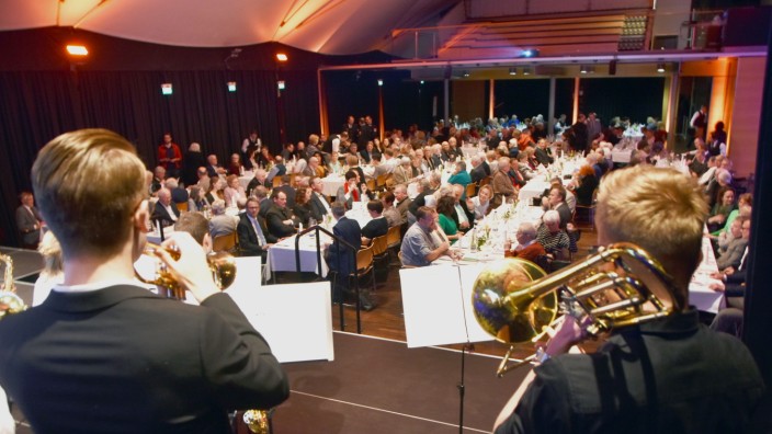 Puchheim: Die Big Band des Gymnasiums unterhält die 250 Gäste des Empfangs der Stadt Puchheim im Kulturzentrum musikalisch.