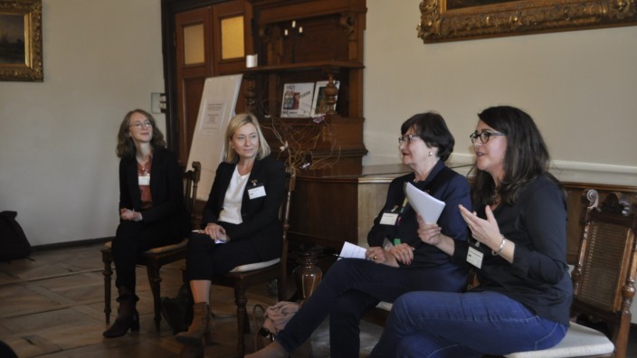 Workshop in Glonn: Eva Lettenbauer, Doris Rauscher und Christa Stewens berichten von ihren Erfahrungen, Andrea Hinterwaldner moderiert (von links).