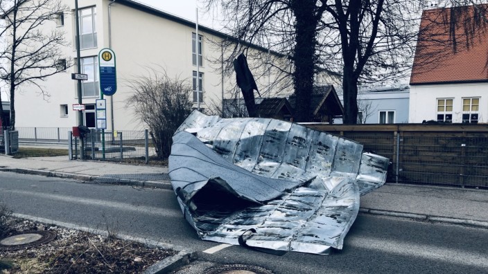Höhenkirchen-Siegertsbrunn: Teil des Blechdachs der Erich-Kästner-Schule sind von einer Sturmböe auf die Straße geweht worden