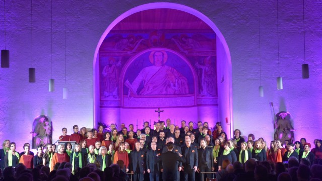 Konzert Kirchseeon Surprise of Voices (grün) und Gospelchor Sankt St. Lukas aus München (rot)