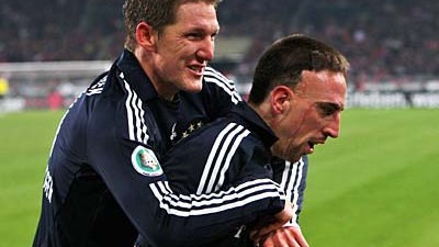 Fußball-DFB-Pokal: Bastian Schweinsteiger (links) und Franck Ribéry bejubeln Bayerns gelungene Generalprobe gegen Stuttgart.