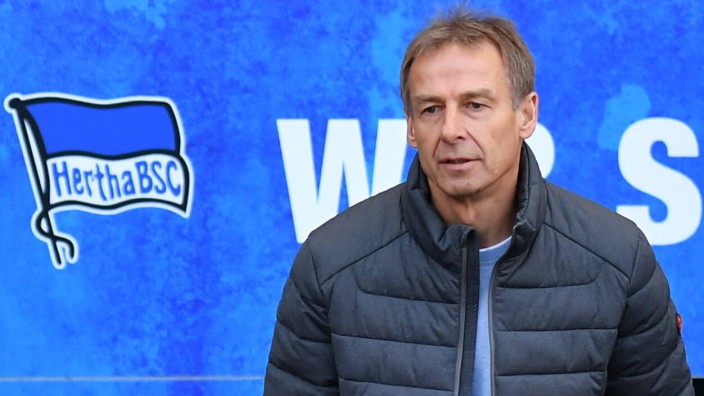 Jürgen Klinsmann (Trainer Hertha BSC), betritt den Innenraum des Stadions Hertha BSC Berlin - 1.FSV Mainz 05 1. Bundesl; Klinsmann