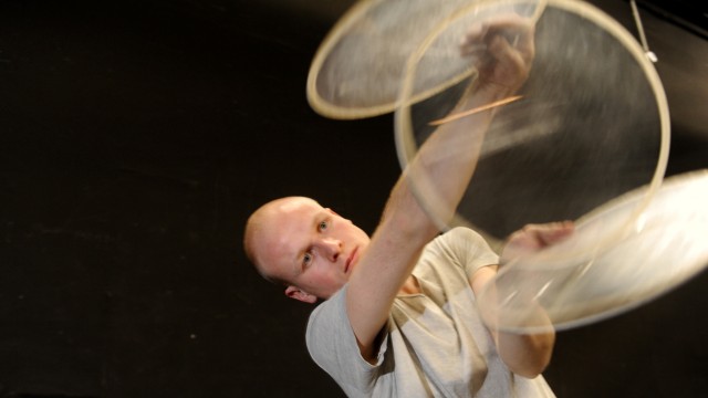 Jonglage: Ein Diabolo-Projekt an der Schule hat Kolja Huneck zur Artistik gebracht. Heute jongliert er mit Scheiben so groß wie Schallplatten.