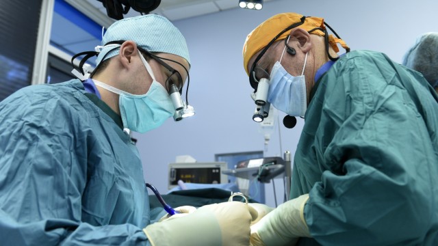 3-D-Druck: Ein Patient bekommt in der Zahnklinik Implaneo ein neues Gebiss mit Implantaten aus dem 3-D-Drucker eingesetzt.