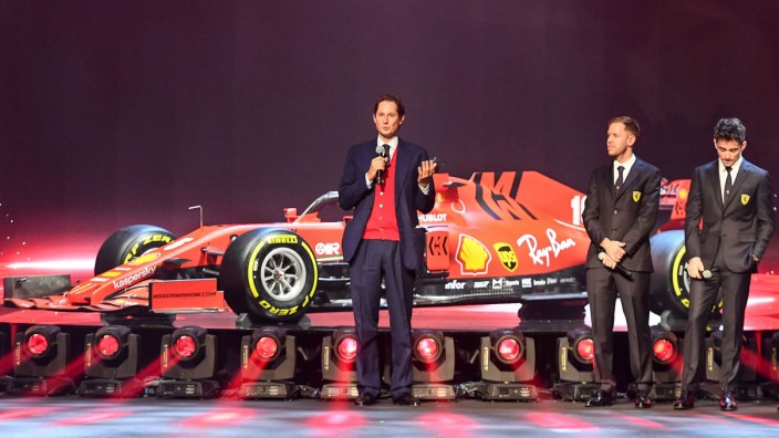 Ferrari in der Formel 1: Fiat- und Ferrari-Boss John Elkann (v.l.) , neben den Fahrern Sebastian Vettel und Charles Leclerc.