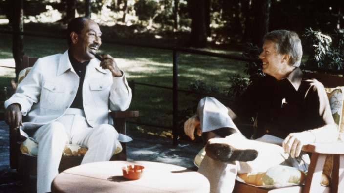 Cryptoleaks: Der ägyptische Präsident Anwar al-Sadat (l) und US-Präsident Jimmy Carter (r) am 6. September 1978 im Garten von Camp David. Dank der Crypto-Ausrüstung Ägyptens war Carter während der zwölftägigen Verhandlungen jederzeit über den Inhalt der Kommunikation von Anwar al-Sadat mit Kairo informiert.