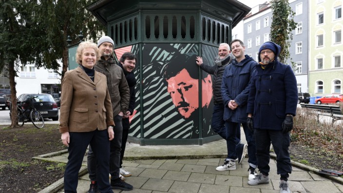 Isarvorstadt: Martin Arz (dritter von rechts) hat mit Künstlern und Politikerin Beate Bidjanbeg das Pissoir am Holzplatz zum Gedenkort aufgewertet.