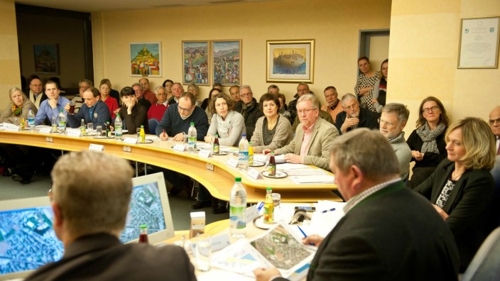 Vaterstetten: Wie wird sich Manfred Schmidt am Donnerstagabend im Vaterstettener Gemeinderat äußern? Was wird Bürgermeister Georg Reitsberger (vorne rechts im Bild) sagen?