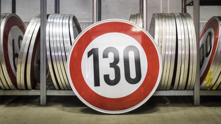 Symbolbild zum Thema Tempolimit: Ein Verkehrsschild zur Tempobegrenzung auf 130 km/h steht in einem Depot der Autobahnm
