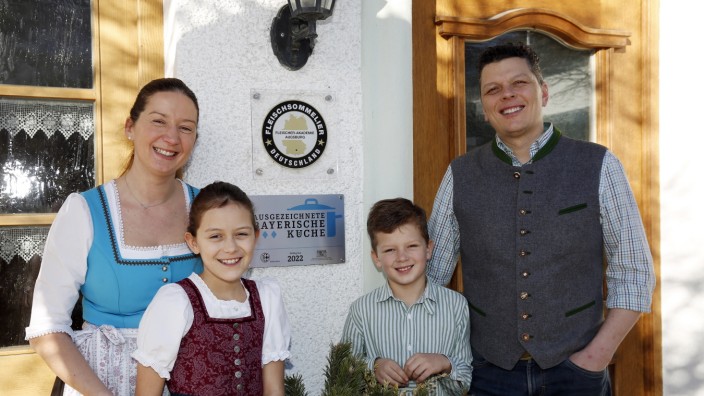 Prämierte Gastronomie: Der Jägerwirt in Aufhofen ist ein Familienbetrieb wie er im Buche steht. Manuela Mayr, Tochter Franziska, Sohn Josef und Ehemann Josef Mayr (von links).