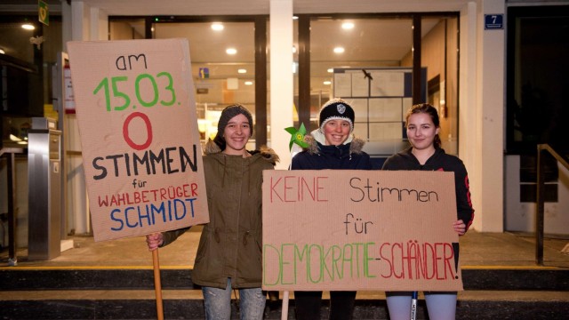 Die Demo: Marina Ruoff (links) kandidiert für die Vaterstettener Grünen für den Vaterstettener Gemeinderat. Mit ihr demonstrieren zwei Mitschülerinnen vom Humboldt-Gymnasium: Emma und Hanna (rechts).
