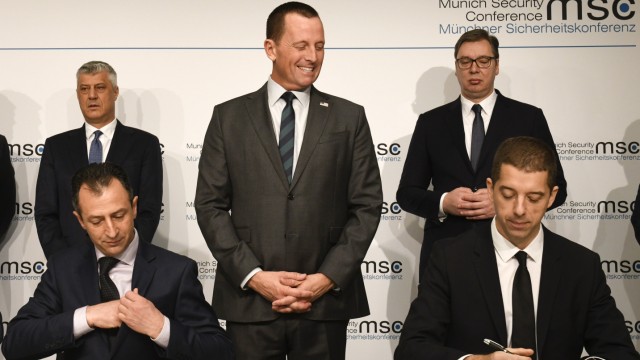 Balkan: Damit sie auch alles richtig machen: US-Botschafter Richard Grenell (Mitte) und die Präsidenten des Kosovo, Hashim Thaçi (links hinten), und Serbien, Aleksandar Vučić (rechts hinten), sehen zu, wie die Verträge über Infrastrukturmaßnahmen unterzeichnet werden (vorne).
