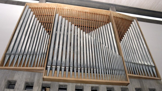 Erding: Restauriert und abgespeckt beginnt die Staller-Orgel in der Pfarrkirche St. Vinzenz im Erdinger Stadtteil Klettham am Wochenende wieder zu klingen. Sie ist nach ihrer technischen Überarbeitung und Optimierung nun Teil einer Orgelanlage mit insgesamt 33 Registern und etwa 2200 Pfeifen.
