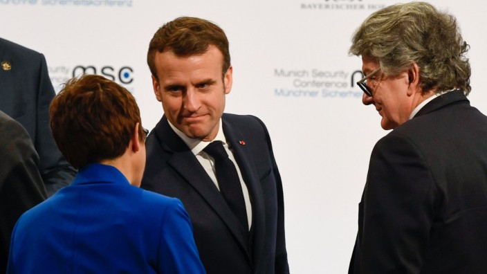 Münchner Sicherheitskonferenz: Frankreichs Präsident Emmanuel Macron (Mitte) begrüßt Verteidigungsministerin Annegret Kramp-Karrenbauer (links) während der Münchner Sicherheitskonferenz.