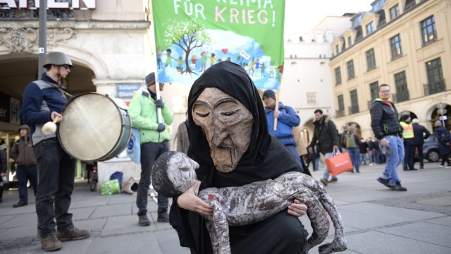 Münchner Sicherheitskonferenz: "Kein Klima für Kriege": Nicht nur Fragen von Krieg und Frieden wurden bei den Protesten in München thematisiert, sondern auch Klimagerechtigkeit und Umweltzerstörung (s. Plakat im Hintergrund).