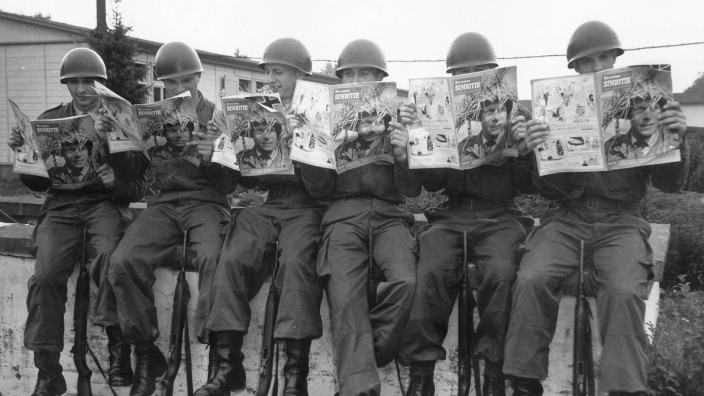 Soldaten der Bundeswehr lesen "Die ersten Schritte", 1956