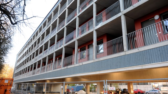 Bezahlbarer Wohnraum: Das Stelzenhaus der Gewofag über dem Parkplatz am Dantebad wurde im Jahr 2017 fertiggestellt.