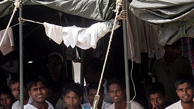 Indonesien: Mitglieder der verfolgten Minderheit der Rohingya warten in einem Militärlager an der Küste Acehs: Erneut hat das indonesische Militär birmanische Bootsflüchtlinge gerettet.
