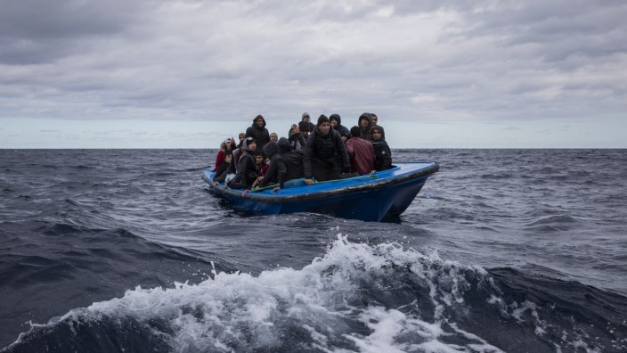 Migration: Männer aus Marokko und Bangladesch in einem überfüllten Flüchtlingsboot vor der Küste Libyens.